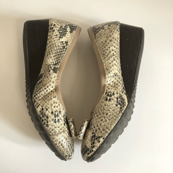 Cole Haan Emory 2 Bow Wedge Pump Roccia Snake 5.5 - Picture 9 of 9